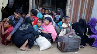 Sejumlah Muslim Rohingya ditangkap tentara Bangladesh, Senin (21/11). Mereka ditangkap karena dianggap sebagai imigran gelap. (REUTERS/Mohammad Ponir Hossain)