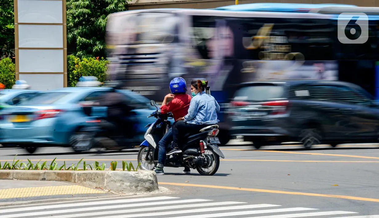 Pengendara motor berhenti di dalam Kotak Kuning Persimpangan di perempatan Sarinah, Thamrin, Jakarta, Rabu (29/1/2020). Dirlantas Polda Metro Jaya akan memberlakukan tilang elektronik "Electronic Traffic Law Enforcement" (ETLE) untuk sepeda motor per 1 Februari 2020. (merdeka.com/Imam Buhori)