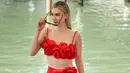 Vanessa Kirby melepas kaca mata saat tiba untuk konferensi pers film 'The Son' selama Venice Film Festival 2022 ke-79 di Venesia, Italia, Rabu, 7 September 2022. Bintang Mahkota itu memadukan penampilannya dengan mantel parit merah yang serasi dan kacamata hitam mata kucing yang apik  (AP Photo/Domenico Stinellis)