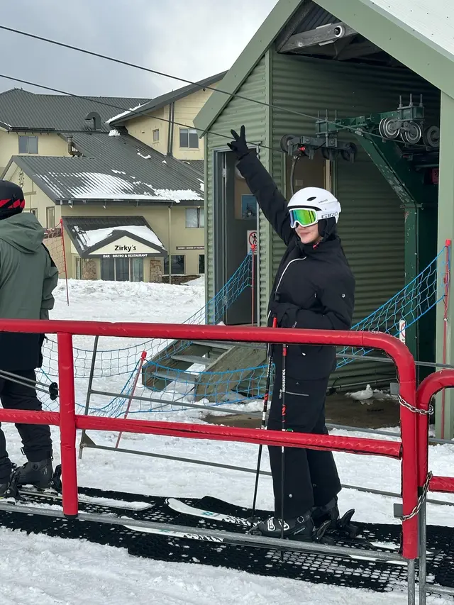 7 Potret Alice Norin Rayakan Anniversary Pernikahan, Seru Main Ski di Gunung Hotham