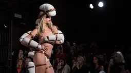 Model berpose di atas catwalk saat memakai busana Spring/Summer 2019 kreasi perancang Pam Hogg selama London Fashion Week di London (14/9). Pam Hogg menampilkan busana Spring/Summer 2019 tembus pandang. (Photo by Vianney Le Caer/Invision/AP)