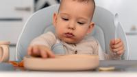 Ilustrasi Toddler Duduk di Sitting Chair untuk Makan / by freepik