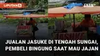 Penjual makanan jasuke (jagung susu keju) di tengah sungai menarik perhatian