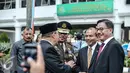 Jaksa Agung M. Prasetyo (ketiga kanan) berbincang dengan sejumlah menteri saat Peringatan Hari Bhakti Adhyaksa ke-55 di Kejaksaan Agung, Jakarta, Rabu (22/7/2015). (Liputan6.com/Faizal Fanani)