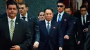 Pejabat tinggi Korea Utara, Kim Yong Chol (tengah) meninggalkan sebuah hotel di New York, Rabu (30/5). Tangan kanan Kim Jong Un itu berkunjung ke Amerika Serikat (AS) untuk membicarakan pertemuan dengan Donald Trump di Singapura. (AP/Andres Kudacki)