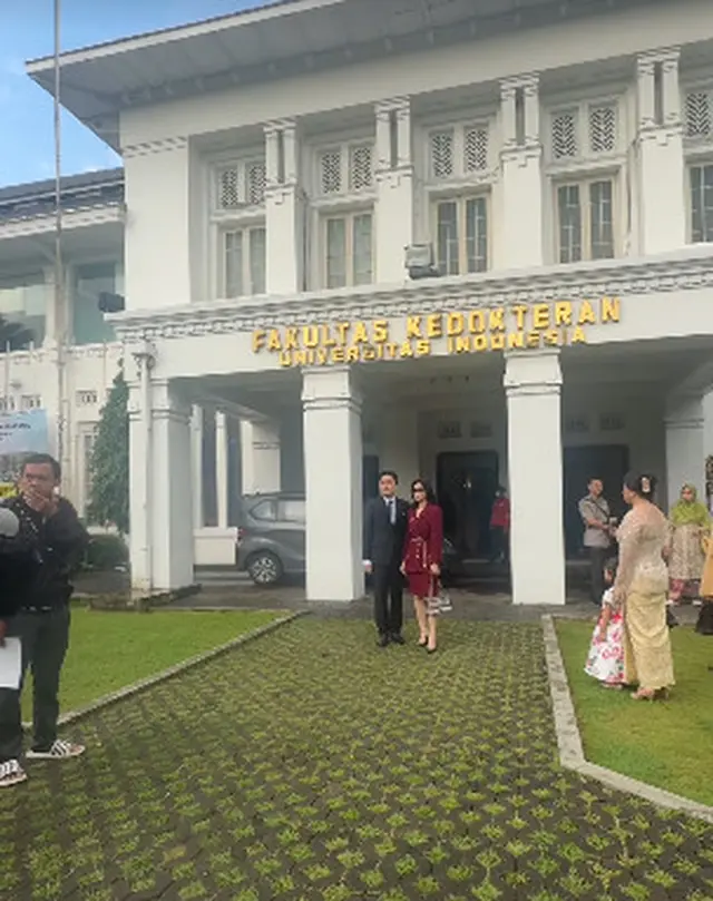 Perjuangan 13 tahun terbayarkan, 7 potret Rayhan suami Isyana Sarasvati jadi dokter spesialis kejiwaan