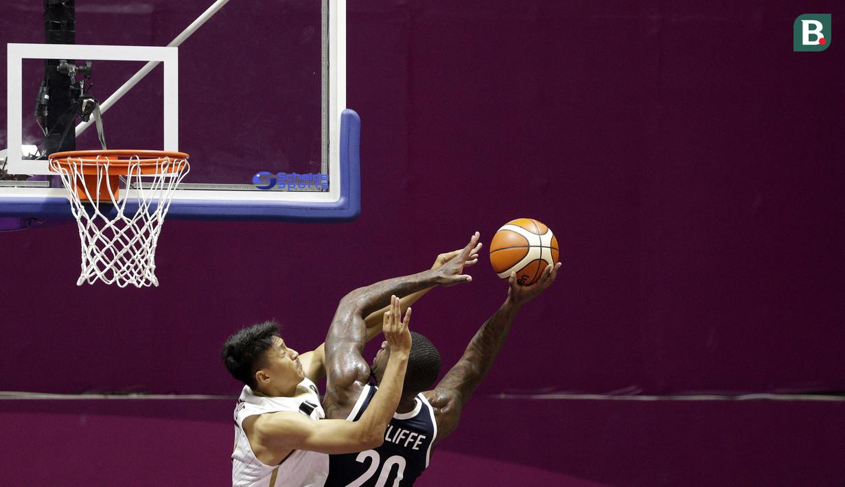 Pebasket Korea Selatan, Ricardo Preston Ratliffe, berusaha memasukkan bola saat melawan Indonesia pada laga Asian Games 2018 di Hall Basket GBK, Selasa (14/8/2018). (Bola.com/Peksi Cahyo)