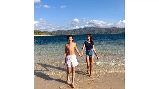 5 Gaya Liburan Farah Quinn di Pantai, Mesra Bareng Anak