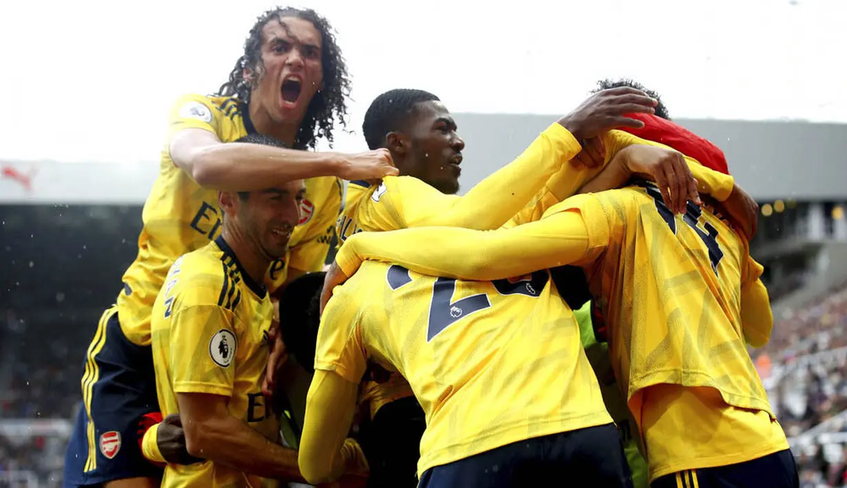 Para pemain Arsenal merayakan gol yang dicetak oleh Pierre-Emerick Aubameyang ke gawang Newcastle United pada laga Premier League 2019 di Stadion St James' Park, Minggu (11/8). Arsenal menang 1-0 atas Newcastle United. (AP/Owen Humphreys)