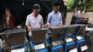 Warga Kampung Tempe di Sukomanunggal Surabaya menerima bantuan 15 tungku untuk merebus kedelai. (Dian Kurniawan/Liputan6.com).