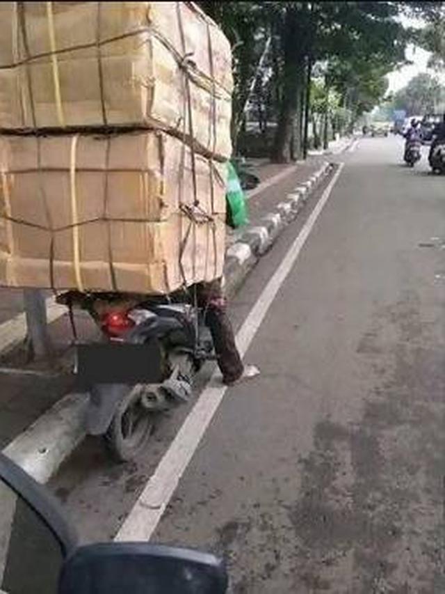 7 Potret Ojol Kirim Barang Berukuran Jumbo Ini Bikin Kasihan