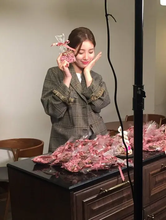 Hadiah cokelat itu dibungkus dengan pita warna pink. Suzy pun memamerkan hadiah cokelat, namun belum diketahui kapan mantan kekasih Lee Min Ho itu memberikan hadiah itu ke penggemarnya. (Foto: instagram.com/justsuzy9410)