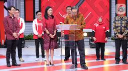 Direktur Smesco Indonesia Leonard Theosabrata (kedua kanan) saat menandatangani kolaborasi dan digitalisasi untuk mendukung kemajuan UMKM di Indonesia di Jakarta, Sabtu (19/12/2020). Kerja sama yang dilakukan tersebut juga merupakan bagian dari semangat #BersamaMelangkahMaju. (Liputan6.com/Pool)