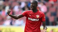 Serhou Guirassy, striker Guinea berusia 27 tahun yang kini tengah menjalani musim pertama bersama VfB Stuttgart di Bundesliga total telah mencetak 19 gol dan 2 assist dari 16 laga di semua ajang. Dengan klausul penebusan yang hanya 15 juta pound sterling, Manchester United harus bersaing dengan Tottenham Hotspur untuk mendatangkannya pada bursa transfer Januari 2024. (AFP/Ina Fassbender)