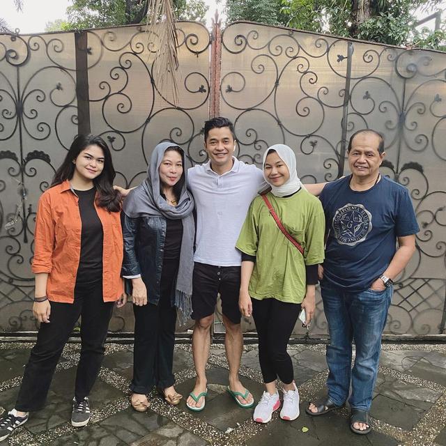 Dinilai Tak Ada Attitude oleh Adik Ipar, Ini Momen Manis Adly Fairuz Bareng Istri dan Keluarga