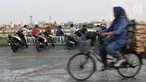 Warga memarkirkan sepeda motor di trotoar Danau Sunter, Jakarta, Senin (22/7/2019). Tidak adanya fasilitas parkir di kawasan tersebut menyebabkan pengunjung Danau Sunter memarkirkan sepeda motor mereka di sepanjang trotoar sehingga mengganggu akses pejalan kaki. (merdeka.com/Iqbal Nugroho)