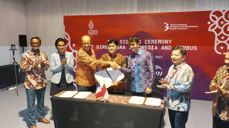 PT Dirgantara Indonesia bersama Airbus menandatangani MoU terkait kerja sama kedirgantaraan. Foto: Arief Rachman Hakim/Liputan6.com