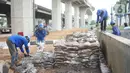 Petugas mengumpulkan sampah dan lumpur dari saluran gorong-gorong air di Jalan DI Panjaitan, Kebon Nanas, Jakarta, Jumat (6/12/2019). Hal tersebut dilakukan guna mengantisipasi tersumbatnya saluran air selama memasuki periode musim hujan. (Liputan6.com/Immanuel Antonius)