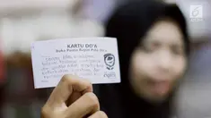 Pengunjung menunjukkan kartu doa di Kedai Soto Kauman Express Sawangan, Depok, Jawa Barat, Senin (13/5). Selama Ramadan, kedai soto ini menyediakan satu paket menu buka puasa terdiri dari soto, siomay, kurma, dan minuman cukup dibayar dengan doa pada secarik kertas. (Liputan6.com/Immanuel Antonius)