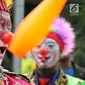 Komunitas Aku Badut Indonesia melakukan atraksi akrobatik saat Car Free Day di kawasan Thamrin, Jakarta, Minggu (6/1). Atraksi akrobatik tersebut dilakukan untuk menggalang dana bagi korban bencana tsunami Selat Sunda. (Liputan6.com/Johan Tallo)