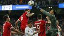 Kiper Real Madrid, Keylor Navas (kanan) menghalau bola dari kejaran para pemain Bayern Munchen pada leg kedua semifinal Liga Champions di Santiago Bernabeu stadium, Madrid, (1/5/2018). Madrid bermain imbang 2-2. (AP/Paul White)