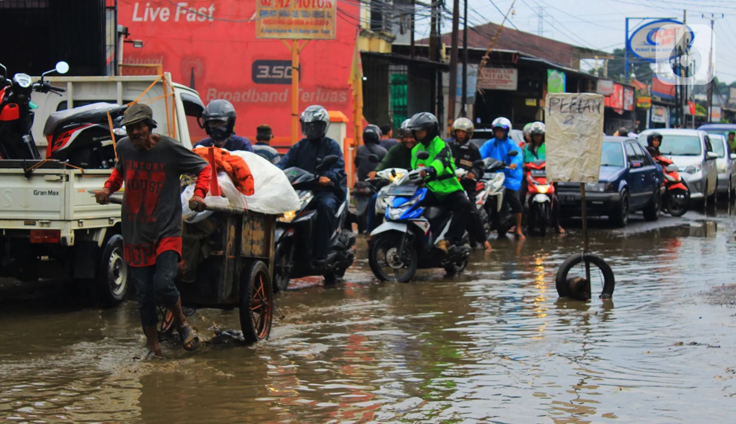 FOTO: Miris, Jalan Raya Pabuaran Citayam Mirip Kubangan - Foto Liputan6.com