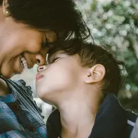 Penting juga untuk memberikan perhatian penuh kepada anak saat berinteraksi. Foto: Bruno Nascimento on Unsplash