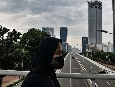 Aktivitas warga saat menikmati sore di Jalan Jenderal Soedirman, Jakarta, Minggu (11/10/2020). Gubernur DKI Jakarta Anies Baswedan kembali memberlakukan PSBB Transisi selama dua pekan ke depan mulai 12-25 Oktober 2020. (merdeka.com/Iqbal S. Nugroho)