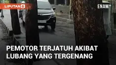 Pengguna jalan terjatuh di lokasi genangan air dekat Mirota Kampus UGM. Genangan air menutupi lubang sehingga membahayakan pengguna jalan