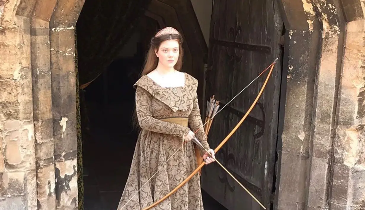 Kini Henley tengah disibukksn berakting di film The Spanish Princess yang mengisahkan tentang kerajaan di Spanyol. (Liputan6.com/IG/@awkwardcrone)