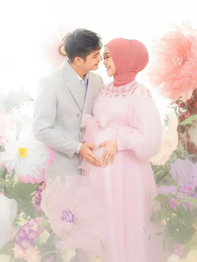 8 Gaya Maternity Shoot Ria Ricis Pakai Dress Pink, Vibenya Seperti Putri di Negeri Dongeng