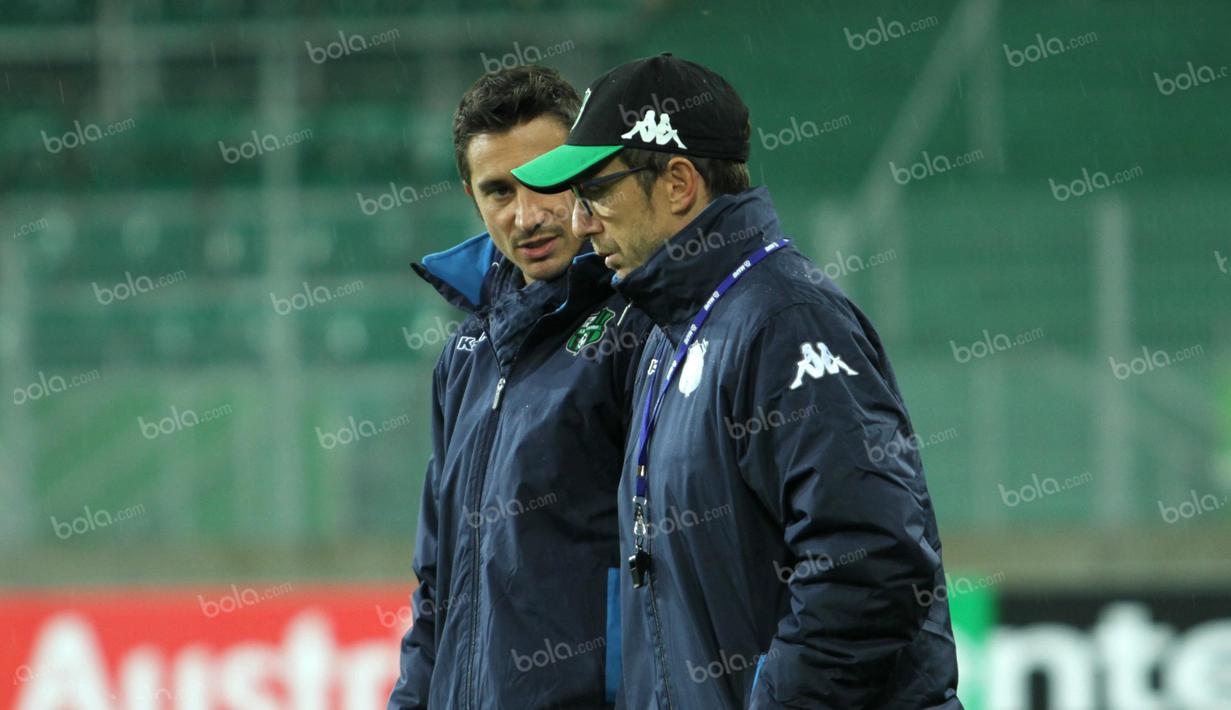 Pelatih Sassuolo, Eusebio Di Francesco (kanan), berbincang dengan stafnya saat memasuki lapangan Stadion Allianz. (Bola.com/Reza Khomaini)