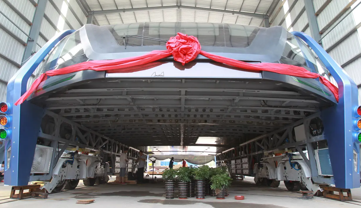 Bagian bawah Bus listrik TEB-1 (Transit Elevated Bus) usai uji coba di Qinhuangdao, Hebei, Tiongkok, Rabu (3/8). Bus futuristik tersebut menjadi salah satu solusi untuk mengatasi kemacetan lalu lintas. (REUTERS)