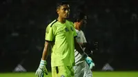 Sandi Firmansyah, berjuang menjadi kiper utama Arema FC. (Bola.com/Iwan Setiawan)