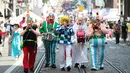 Sejumlah seniman mengenakan kostum sambil memainkan alat musik selama perayaan Hari Nasional Belgia di Brussels, Kamis (21/7). Belgia dalam status waspada sejak tragedi Bom Brussels yang menewaskan 34 orang pada 22 Maret 2016 lalu. (Foto: Arie Asona)