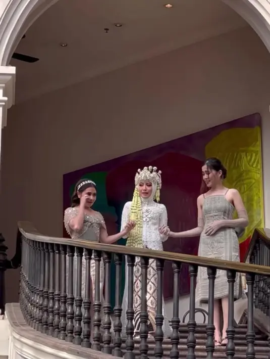 Penampilan Bos Persikota itu sukses menuai decak kagum netizen. Dari dress, makeup, serta gaya rambutnya dipuji cantik tak kalah dengan sang manten. Selain itu, banyak juga yang mendoakan Prilly untuk segera menyusul. (Instagram/prillylatuconsina96).