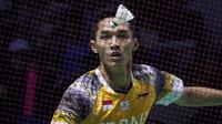Pebulu tangkis tunggal putra Indonesia, Jonatan Christie saat bertanding melawan pebulu tangkis tunggal putra China, Zhao Jun Peng pada babak 16 besar Indonesia Open 2022 di Istora Senayan, Jakarta, Kamis (16/06/2022). (Bola.com/Bagaskara Lazuardi)