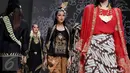 Sejumlah model membawakan gaun rancangan Ghea Panggabean saat Ikatan Perancang Mode Indonesia (IPMI) Trend Show 2017, Jakarta, Selasa (8/11). Ghea memadukan Budaya Sumatra dan Jawa dalam rancangannya kali ini. (Liputan6.com/Gempur M Surya)