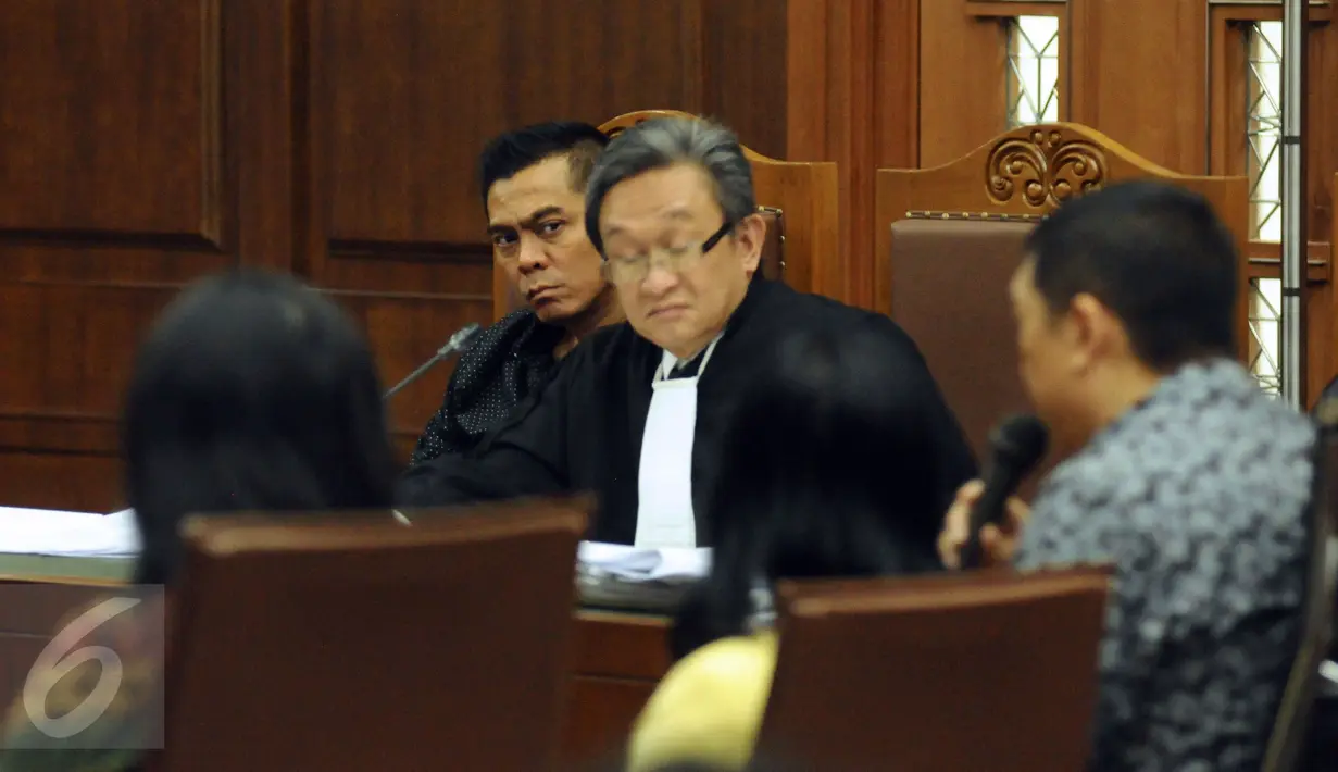 Terdakwa kasus suap pembahasan Raperda Reklamasi, Mohamad Sanusi (tengah) saat menyimak pernyataan saksi dalam sidang lanjutan di Pengadilan Tipikor, Jakarta, Senin (17/10). Sidang menghadirkan enam orang saksi. (Liputan6.com/Helmi Fithriansyah)