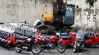 Sebuah ekskavator digunakan untuk melindas sejumlah sepeda motor dan mobil selundupan di kantor Biro Bea Cukai di Manila, Filipina (30/5). (AP/Bullit Marquez)