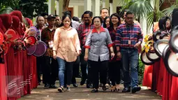 Presiden ke-5 RI Megawati Soekarnoputri didampingi Menko PMK, Puan Maharani, Cawagub DKI Jakarta, Djarot Saiful Hidayat serta Sekjen PDIP, Hasto Kristiyanto berjalan menuju TPS 027 Kebagusan, Jakarta Selatan, Rabu (15/2). (Liputan6.com/Helmi Fithriansyah)
