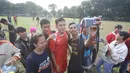 Pendukung klub Persija Jakarta, The Jakmania berfoto bersama pemain seusai sesi latihan di Lapangan Banteng, Jakarta, Selasa (11/4). Ratusan The Jakmania datang untuk menonton dan menyapa para pemain. (Liputan6.com/Immanuel Antonius)