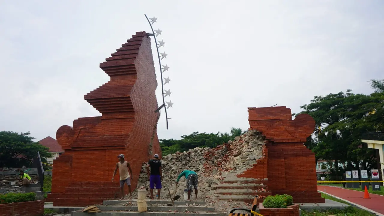 Diresmikan Saat Hari Pahlawan, Bangunan Candi Bentar di Taman Pataraksa Cirebon Ambruk
