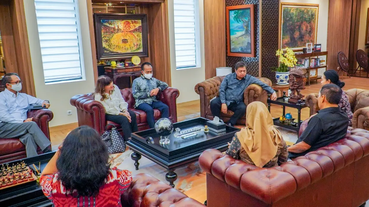 Menteri Koordinator Bidang Perekonomian Airlangga Hartarto menerima audiensi dari Chair L20 Elly Rosita Silaban yang menjelaskan perkembangan pembahasan L20 dalam upaya reformasi tata kelola global.