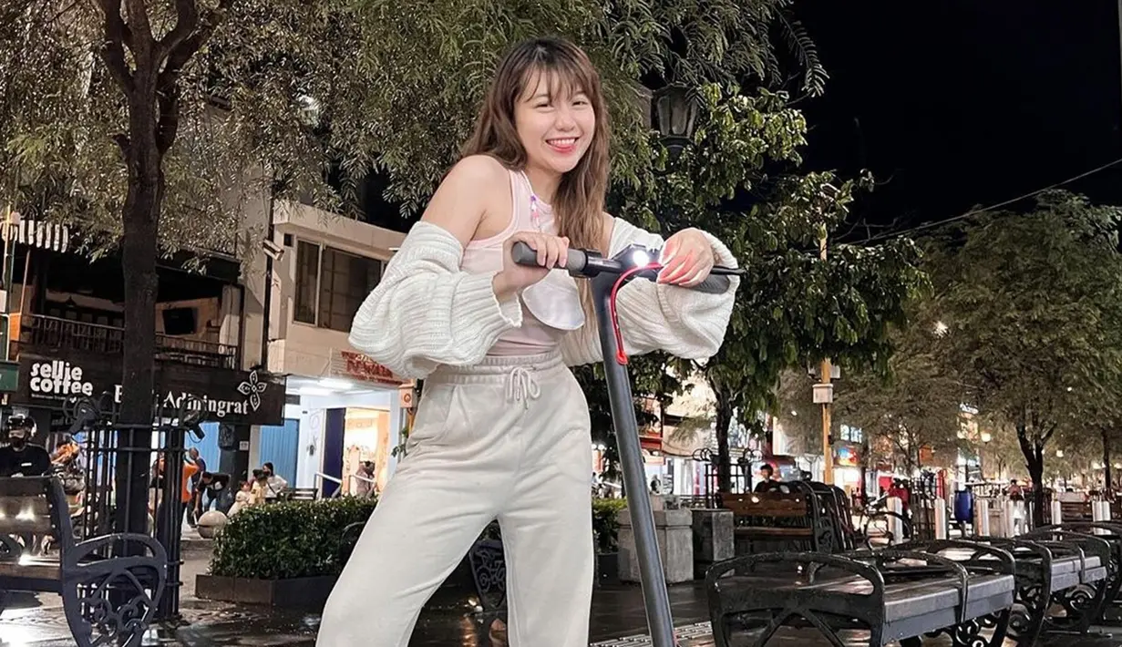 Pelantun Rasa Cinta Ini pun terbilang sering mengunggah gaya OOTD pada akun Instagram pribadinya. Ia pun terlihat menggunakan busana serba putih saat berlibur. (Liputan6.com/IG/@gheaindrawari)