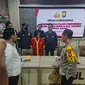 Kapolda Sulsel Irjen Pol Andi Rian R Djajadi menginterogasi pelaku pembunuhan di Pangkep (Liputan6.com/Fauzan)