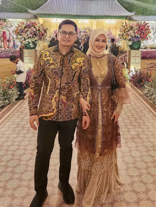 Mantan finalis putri Indonesia asal Aceh ini tampil mengenakan dress ruffle cokelat penuh bordir yang serasi dengan kerudungnya.  Credit: (@lisyanurrahmii)