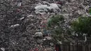 Tumpukan sampah di tempat pembuangan akhir (TPA) Burangkeng, Bekasi, Jawa Barat, Selasa (22/1). Belum adanya perluasan area membuat gunungan sampah berpotensi lebih tinggi. (Liputan6.com/Herman Zakharia)