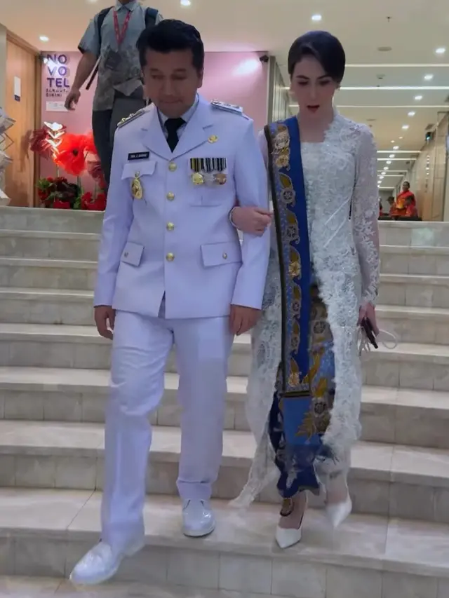 Emil Dardak dan Arumi Bachsin di pelantikan kepala daerah. [@arumibachsin_94]