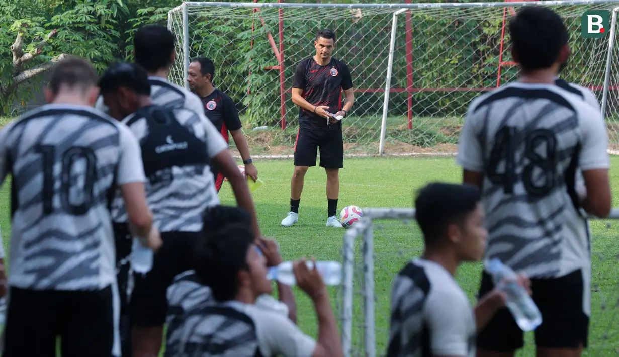 Rentetan hasil buruk ini membuat nasib Carlos Pena di ujung tanduk. The Jakmania mulai mengusik posisi pelatih asal Spanyol ini. Bahkan Direktur Persija Jakarta, Mohamad Prapanca, akan segera mengevaluasi semua jajaran termasuk pelatih.